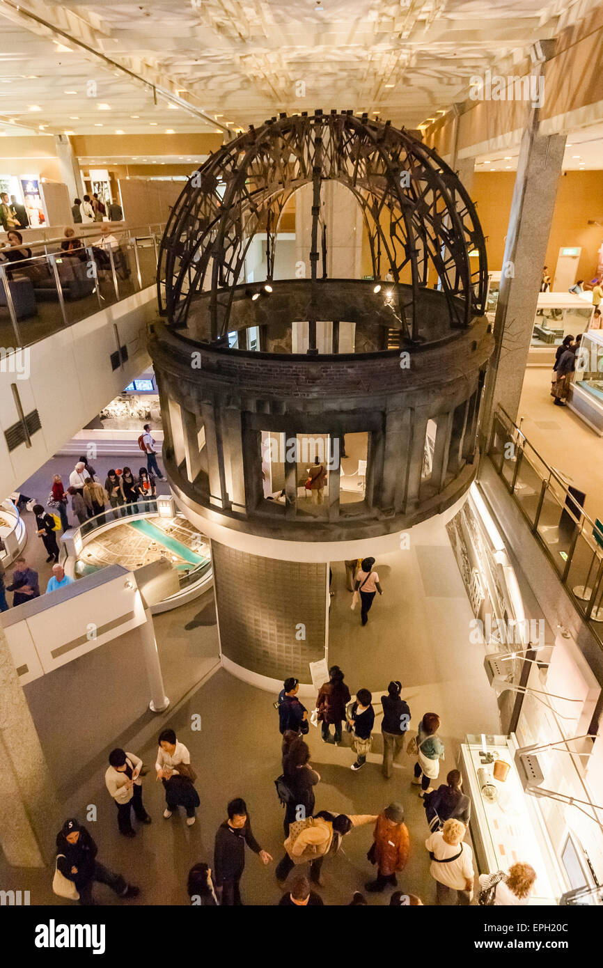 All'interno del museo commemorativo della pace di Hiroshima, che mostra una ricostruzione della cupola della bomba A, la cupola di Genbaku, sospesa dal soffitto sopra la sala principale. Foto Stock