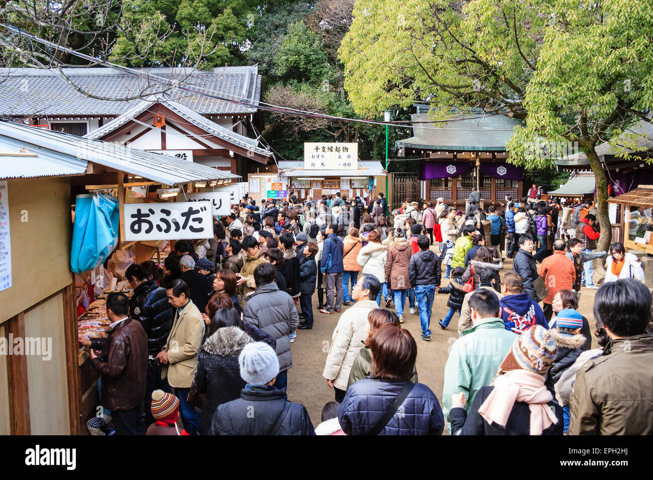 Le folle di New Year girovagano intorno ai terreni del santuario di Nishinomiya Shinto in Giappone durante il loro hatsumode, la prima visita tradizionale dell'anno. Foto Stock