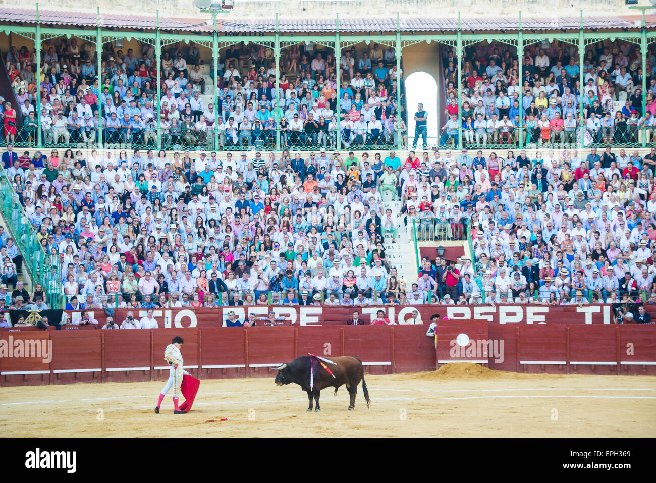 JEREZ DE LA FRONTERA, Spagna - 16 Maggio: torero Cayetano Rivera durante la corrida tenutasi presso la fiera di Jerez de la Frotera. Foto Stock