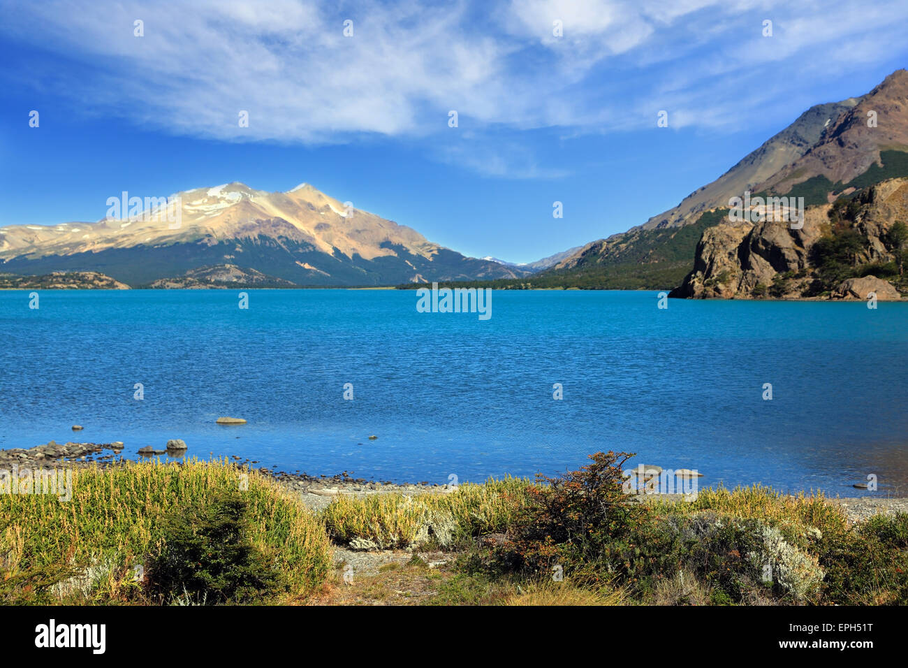 Il grande lago blu Foto Stock