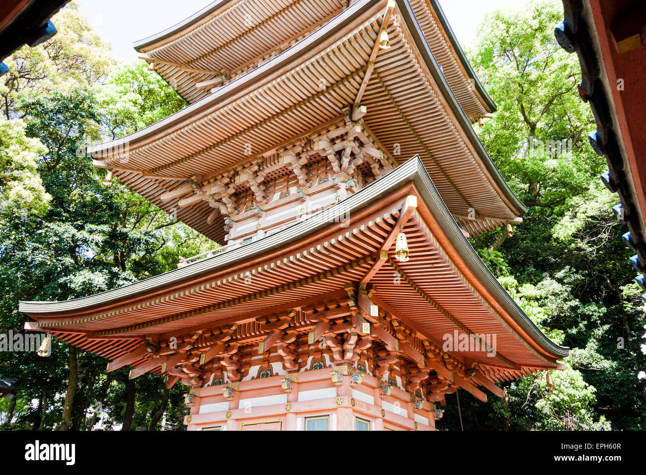 Tempio di Suma-dera a Suma in Giappone. Vista della pagoda del vermiglio che si erge sopra lo spettatore mostrando i dettagli delle navate ornate del tetto. Foto Stock