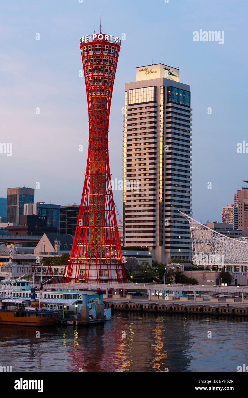 Kobe, famoso waterfront vista sulle Red Kobe la torre di porto, l'Okura Hotel alto bianco e il telaio di metallo struttura di lavoro del museo marittimo. Foto Stock