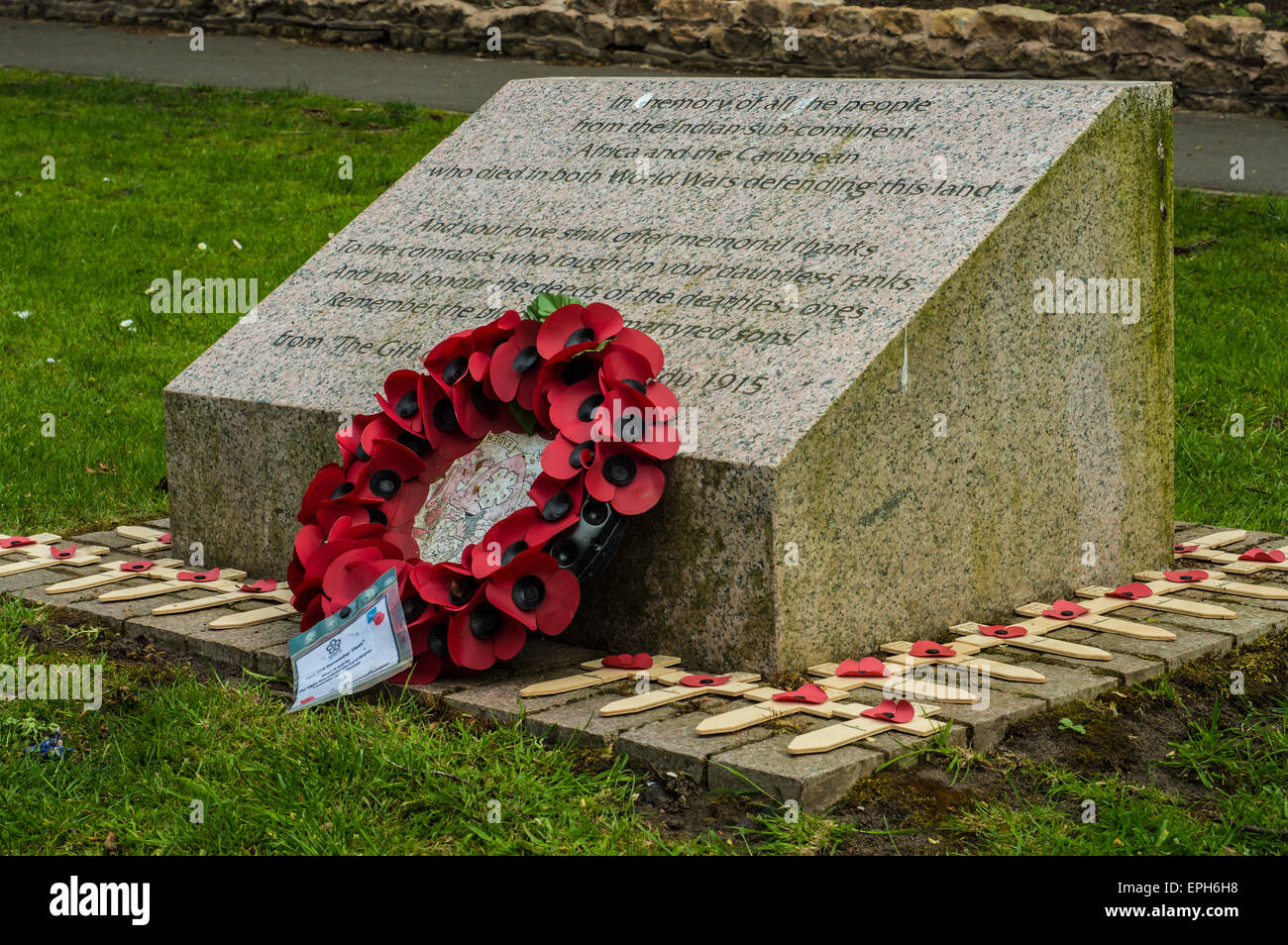 Ricordo di pietra che commemora la partecipazione dei popoli durante la guerra mondiale uno e due Foto Stock