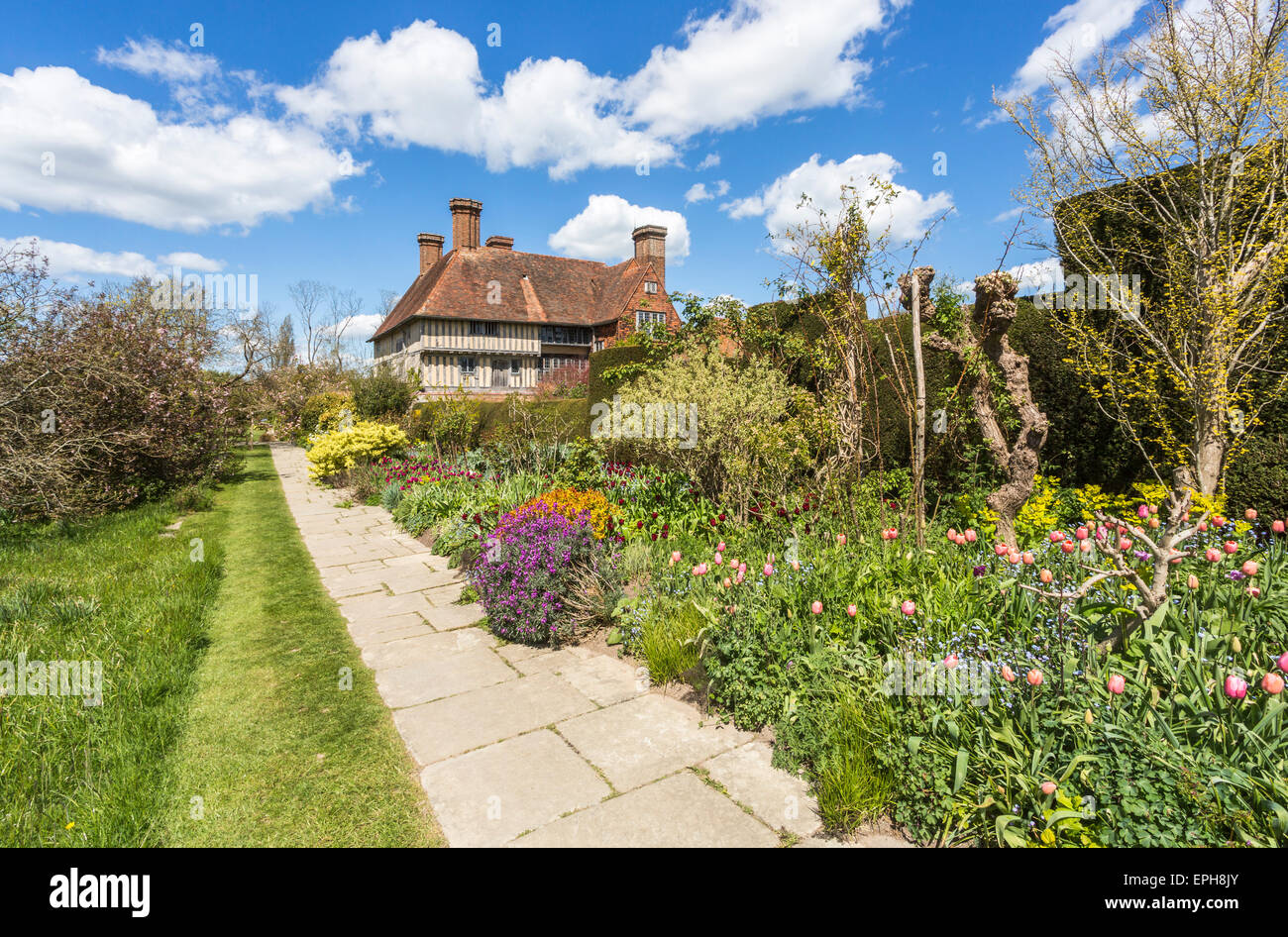 La lunga frontiera a Great Dixter, una casa di campagna da Edwin Lutyens, giardino da Christopher Lloyd in primavera, aprile, Northiam, East Sussex, Regno Unito Foto Stock