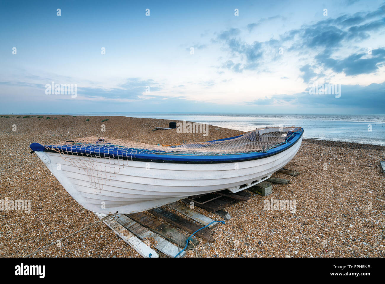Barca bianca sulla spiaggia di Dungeness su alla costa del Kent Foto Stock