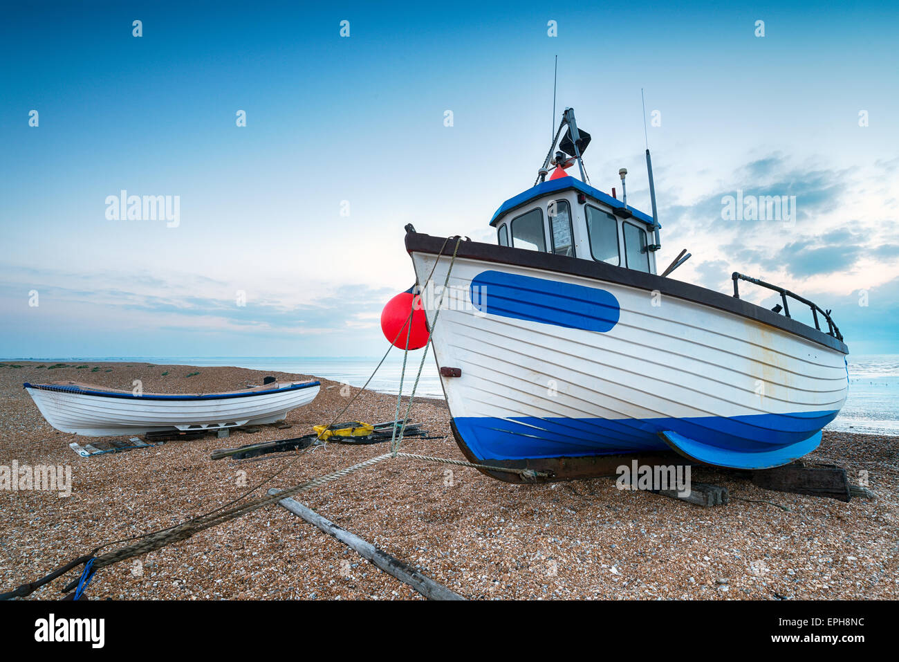 Barche di pescatori sulla spiaggia di Dungeness nel Kent Foto Stock