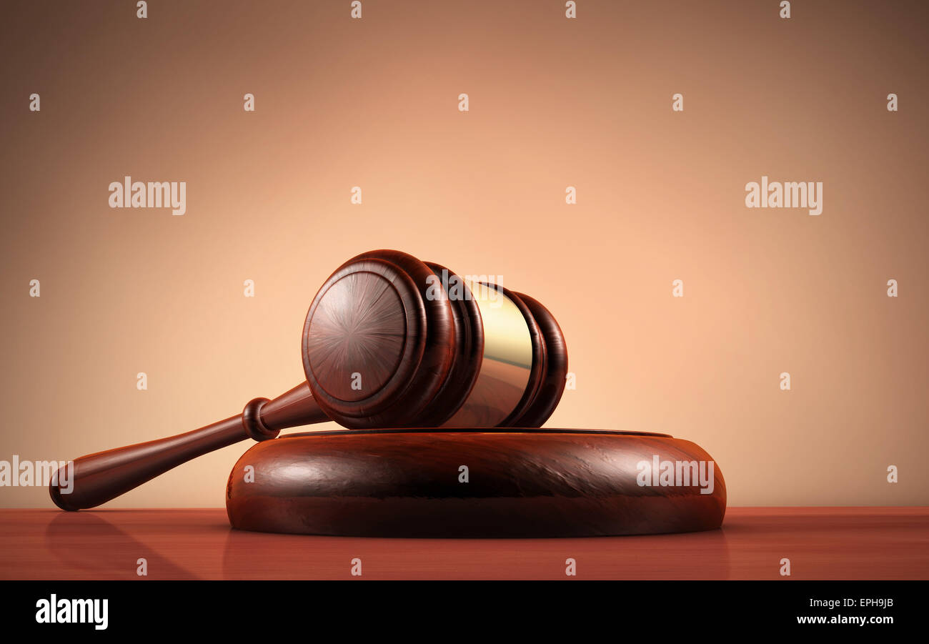 Giudicare, legge, avvocato e giustizia concetto con un 3D rendering di un martello su una scrivania di legno marrone scuro dello sfondo. Foto Stock