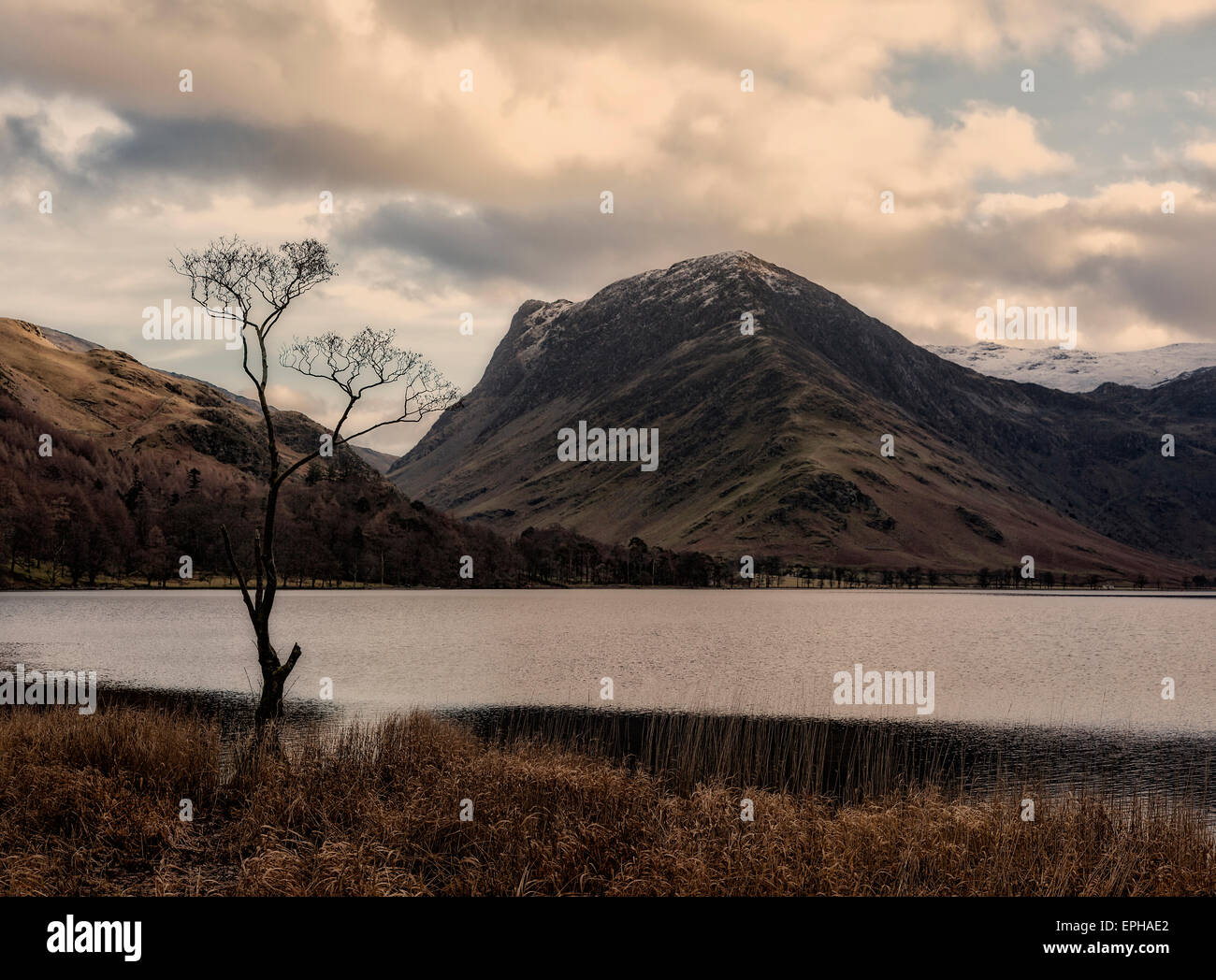 Buttermere in inverno il sole, vista dalla struttura iconica verso Fleetwith Pike Foto Stock