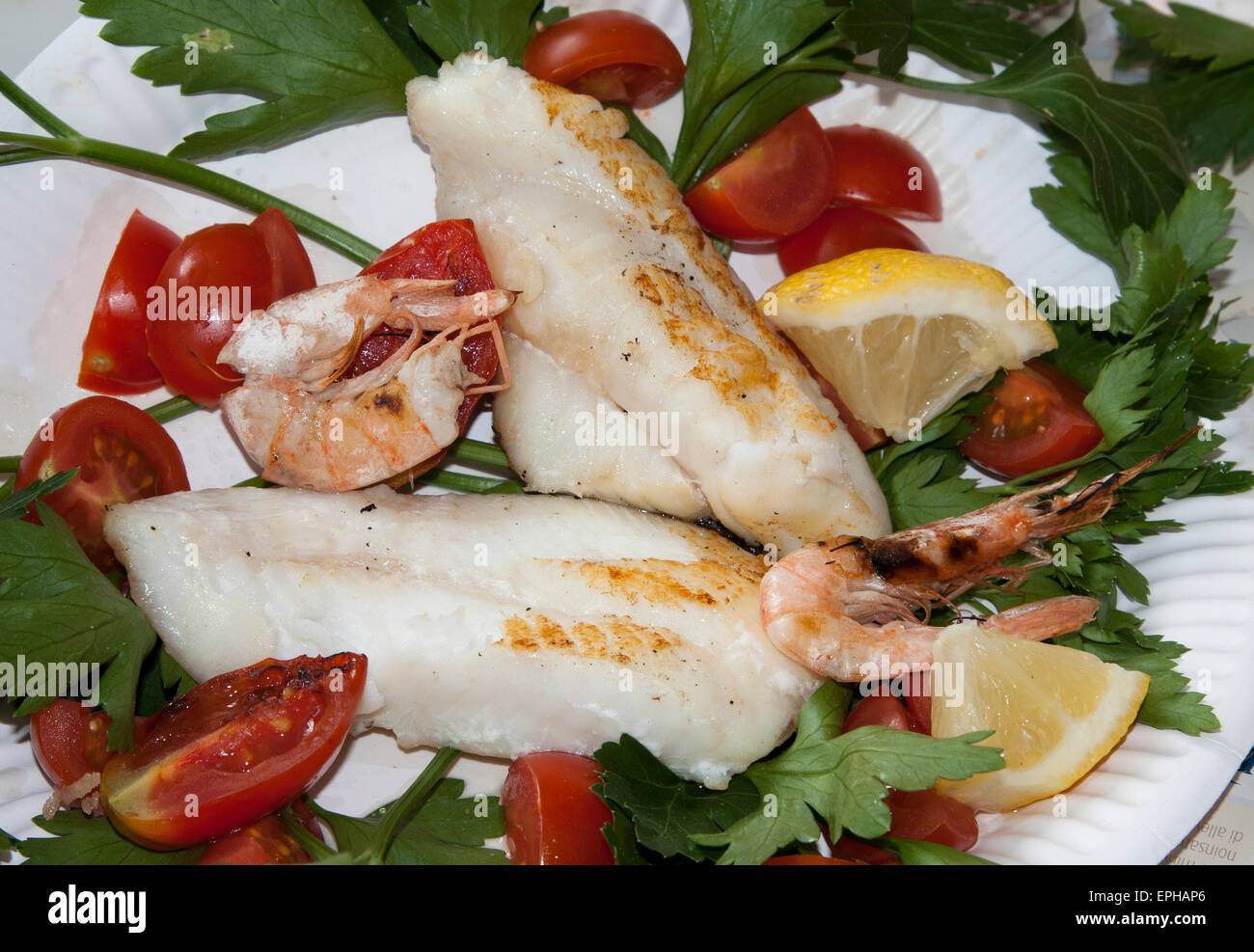 Varie grigliate di pesce, pesci alla griglia, street-food e frutti di mare italiano Foto Stock