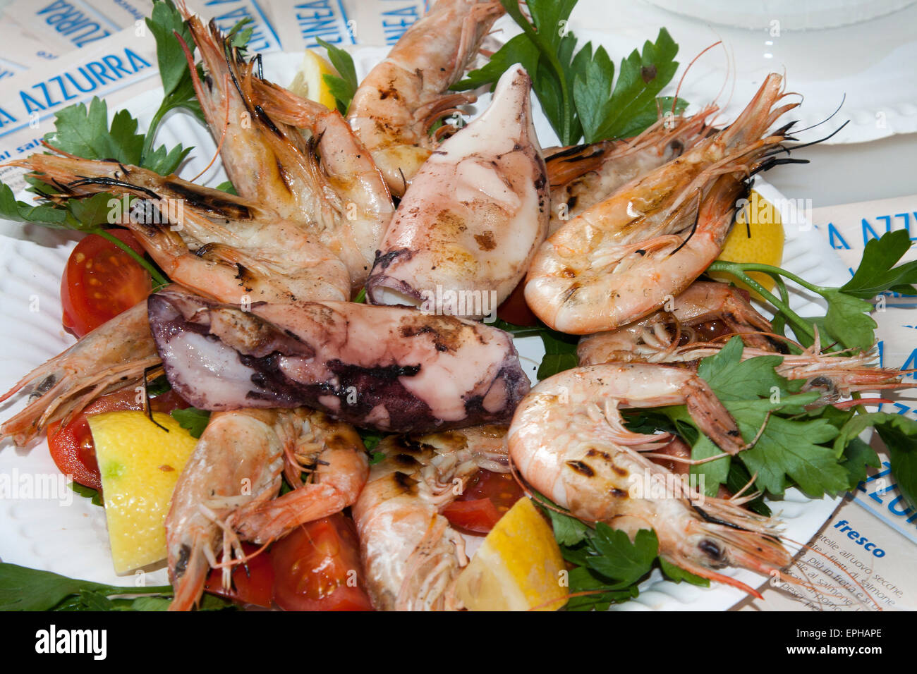 Varie grigliate di pesce, pesci alla griglia - Calamari e gamberetti Foto Stock