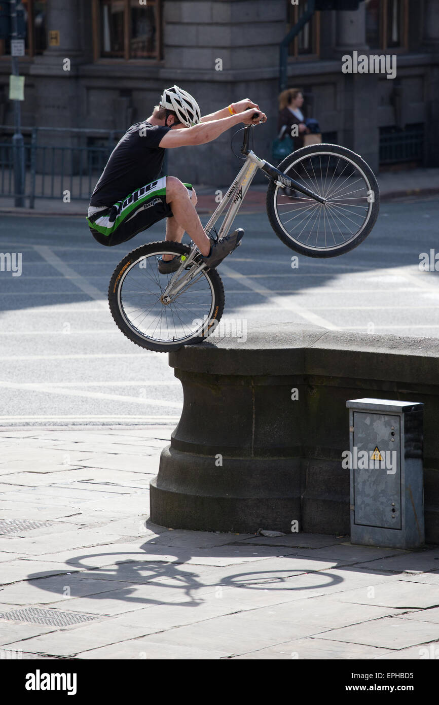 Un maschio di un ciclista che indossa un casco di saltare sul Headrow, Leeds, Inghilterra. Foto Stock