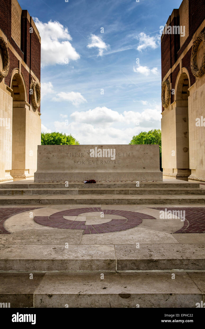 La pietra del ricordo presso Thiepval arco del memoriale per la mancanza della Battaglia delle Somme della Grande Guerra Francia Foto Stock