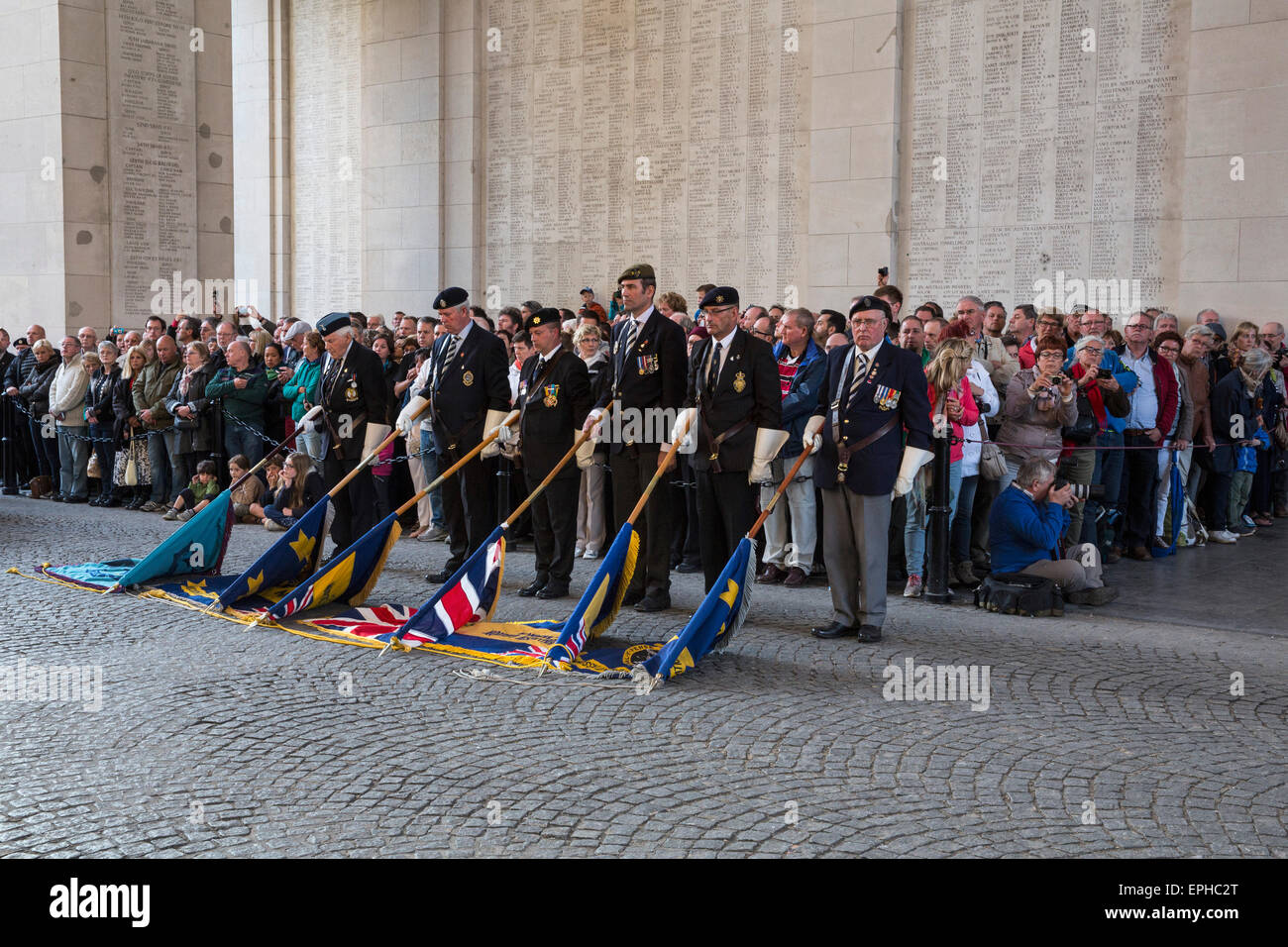 Membri della Farnham, Surrey, filiale della Royal British Legion presso il notturno Ultimo Post cerimonia di Menin Gate, Ypres Foto Stock