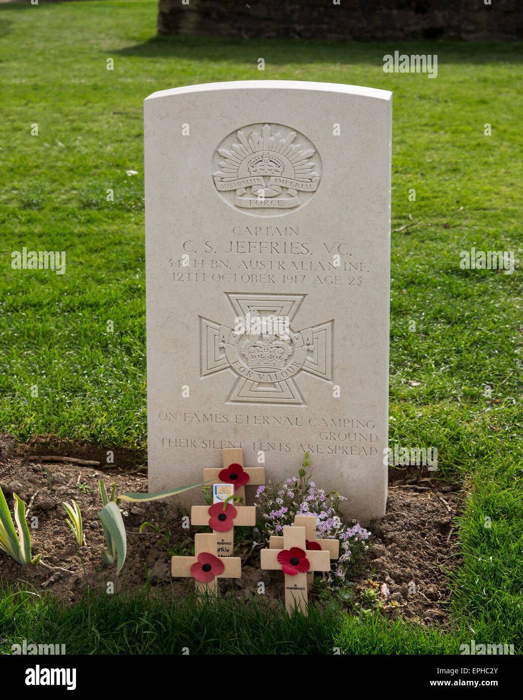 La tomba di Capt. Clarence Smith Jeffries VC in Tyne Cot Cimitero di Guerra, Belgio Foto Stock
