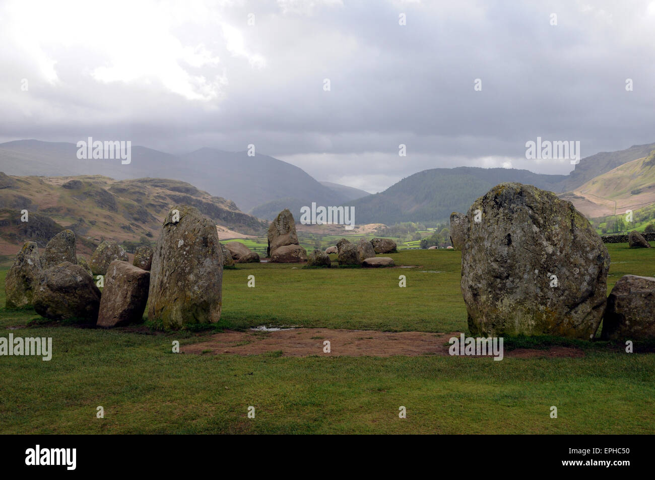 Castlerigg Stone Circle, un monumento neolitico Near Keswick nel Lake District inglese illustrato qui sotto minaccia tipicamente Lake District skies. Foto Stock