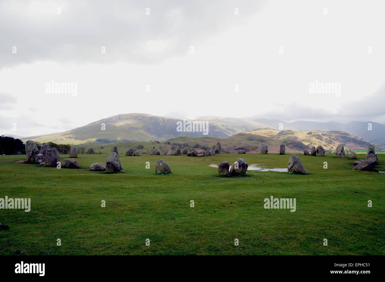 Castlerigg Stone Circle, un monumento neolitico Near Keswick nel Lake District inglese illustrato qui sotto minaccia tipicamente Lake District skies. Foto Stock