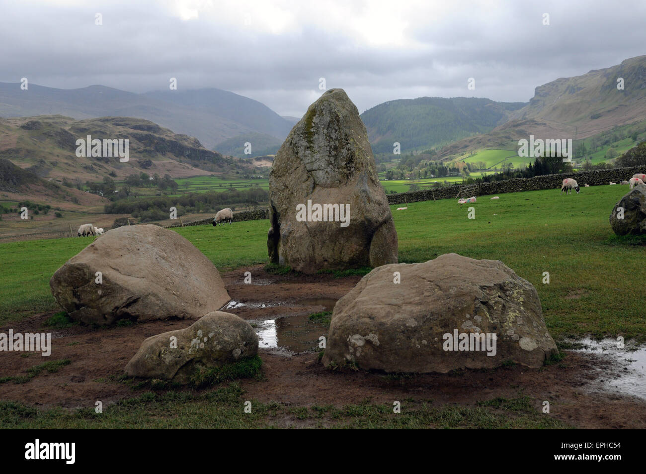 Una delle pietre nel "santuario" a Castlerigg Stone Circle, Near Keswick nel Lake District inglese, raffigurato al di sotto della tipica Lakeland skies. Foto Stock