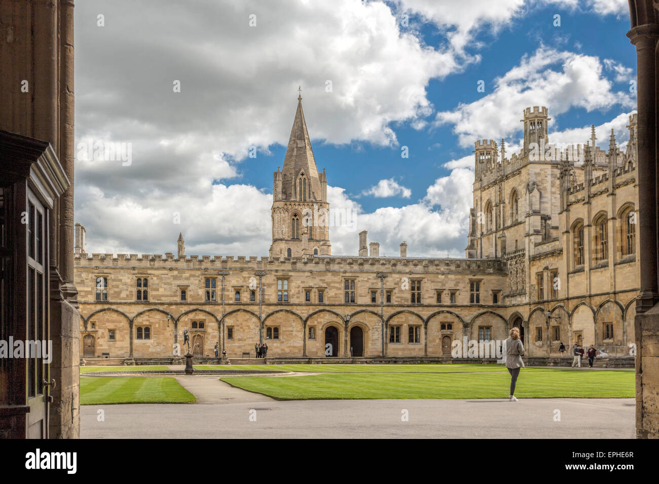 Vista da St Aldate tramite le porte sulla facciata principale del Christ Church College e Tom Quad, Oxford, Inghilterra, Regno Unito. Foto Stock