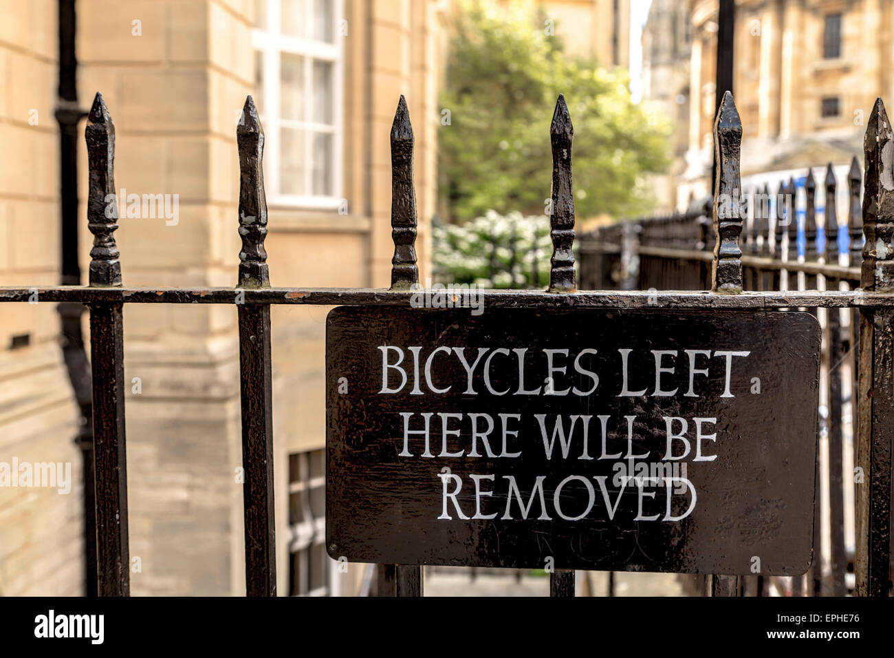 La bicicletta è un modo popolare di trasporto intorno a Oxford, tuttavia non vi sono segni di un ammonimento formale che le moto saranno rimossi. Foto Stock