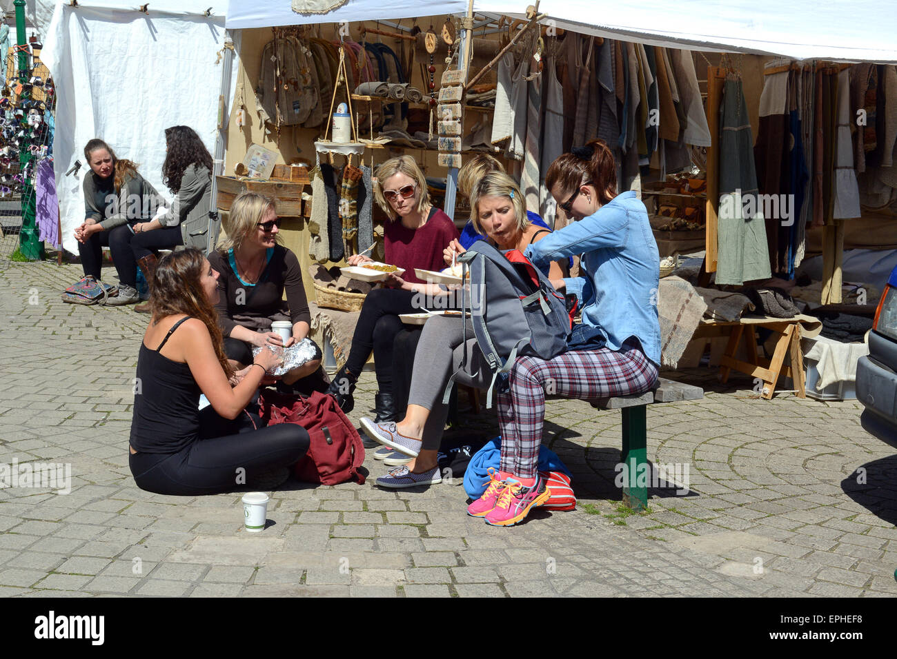 Totnes Devon UK ragazze mangiare a Totnes mercato all'aperto Foto Stock