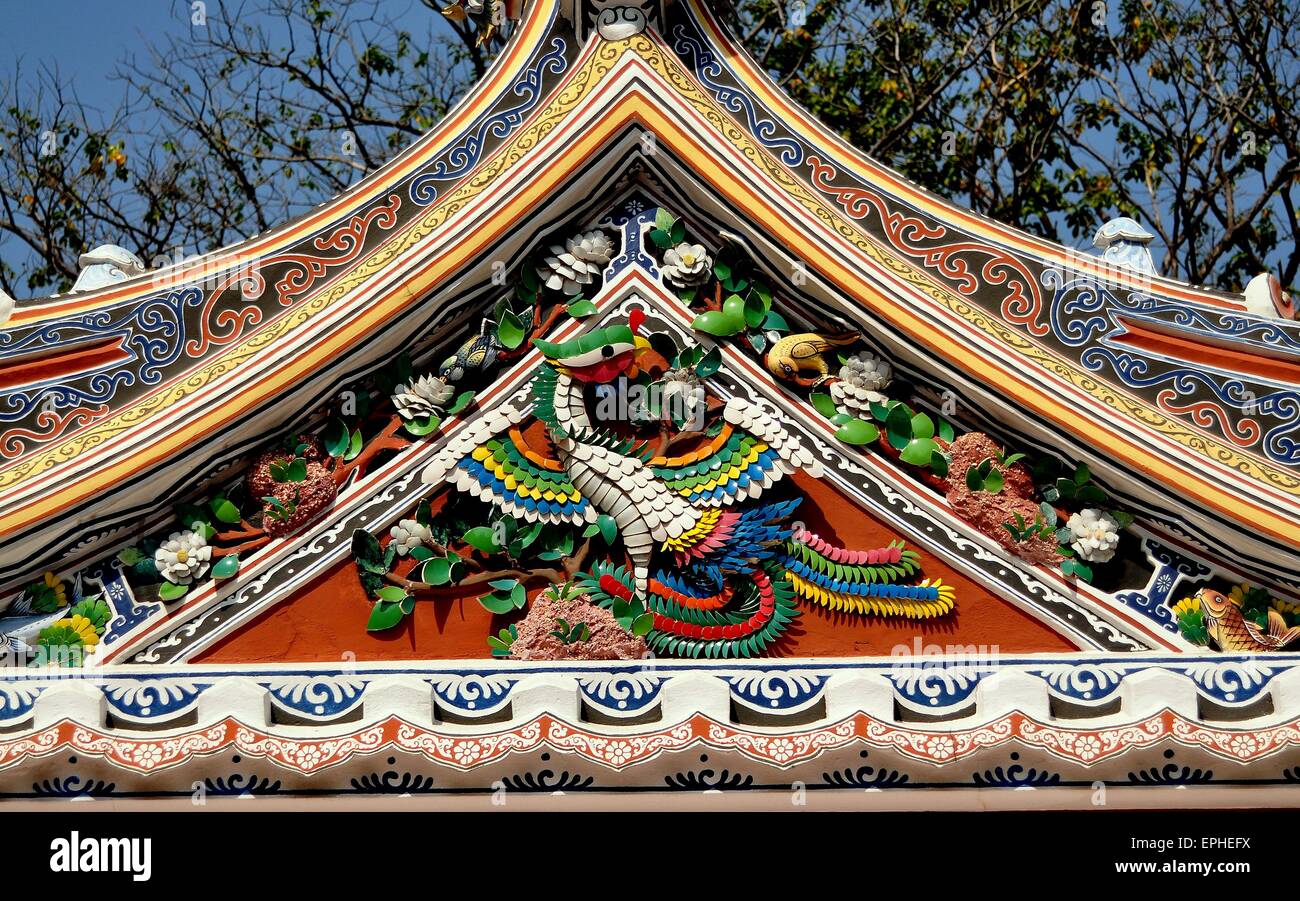 Bangkok, Thailandia: Ingrandimento di un cinese piastrella ceramica Phoenix Bird su un Royal Wat Boworniwet tempio pavilion Foto Stock