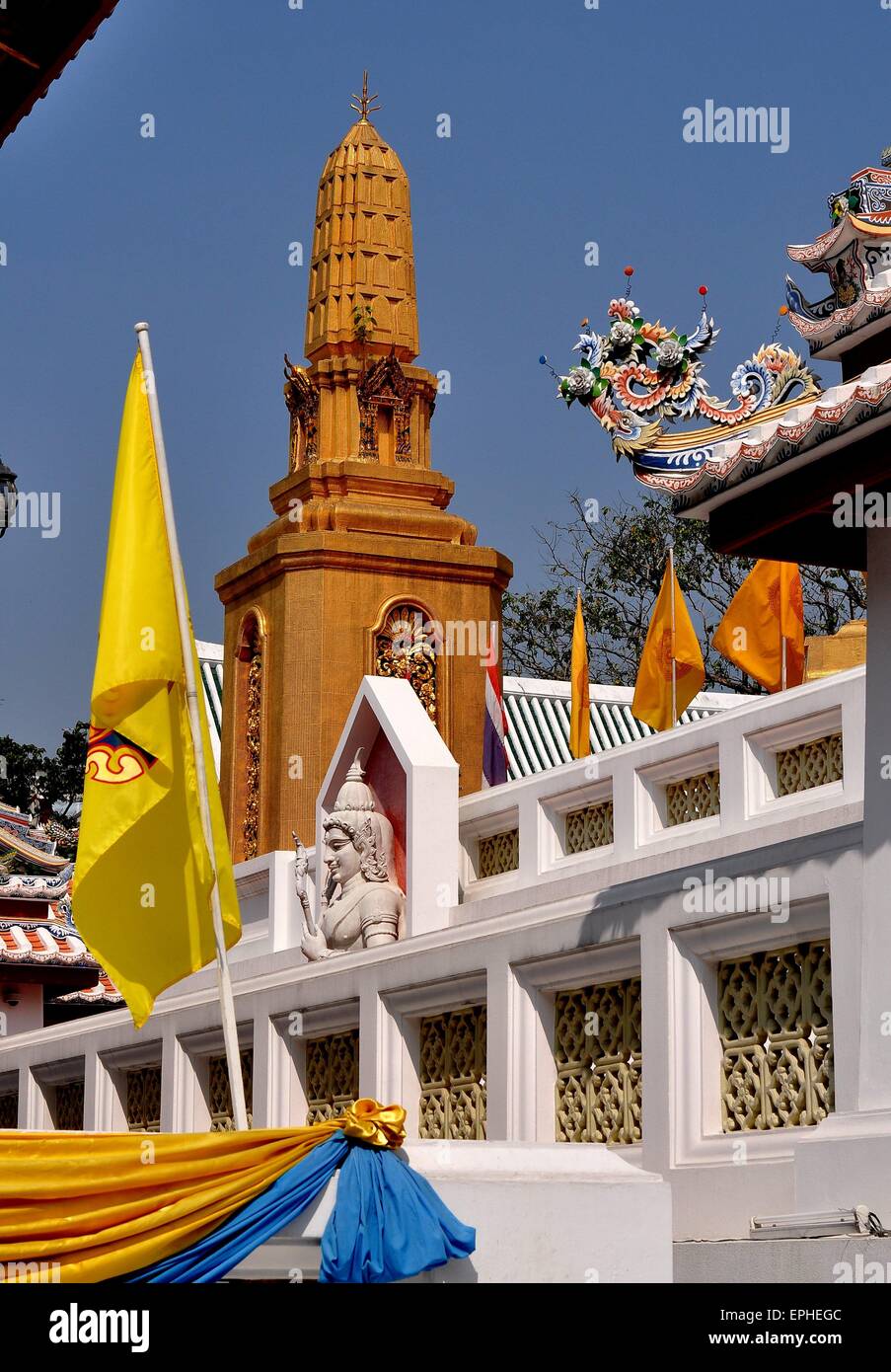 Bangkok, Thailandia: Prang dorato sorge dalla terrazza superiore che circonda il golden Chedi a Royal Wat Boworniwet Foto Stock