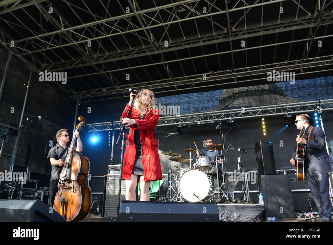 Dart Music Festival a Dartmouth Devon UK 2015 la primitiva Banda rumore cantante Becky salamoia Foto Stock