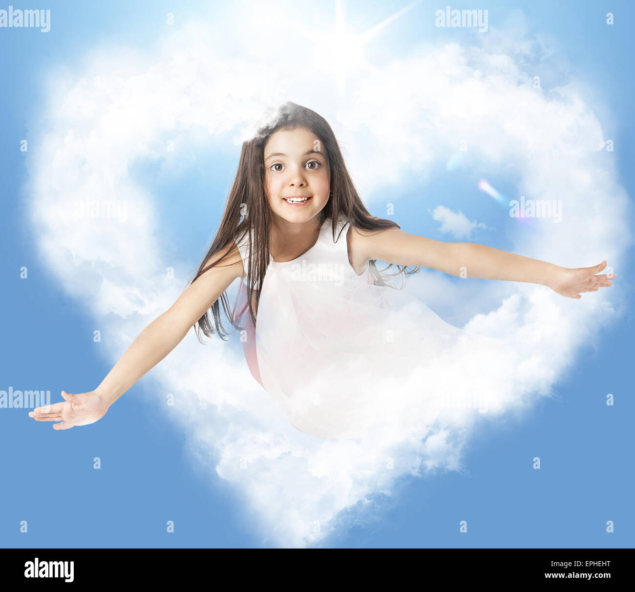 Piccola donna volando attraverso una nube heartshaped Foto Stock