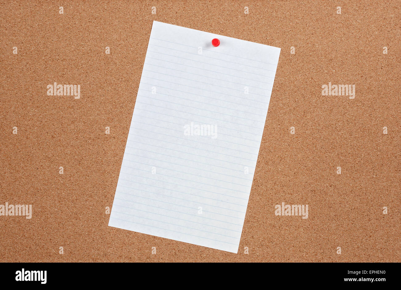Foglio singolo di governata nota carta imperniata sulla bacheca di sughero. Foto Stock