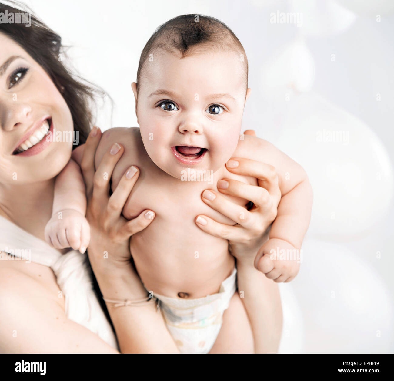 Mom sorridente in posa con un simpatico figlia Foto Stock