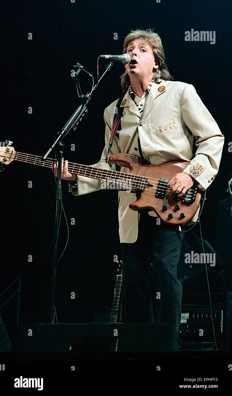 Paul McCartney in prestazioni a Robert F. Kennedy Football Stadium di Washington DC. Il 4 luglio 1990. Foto Stock