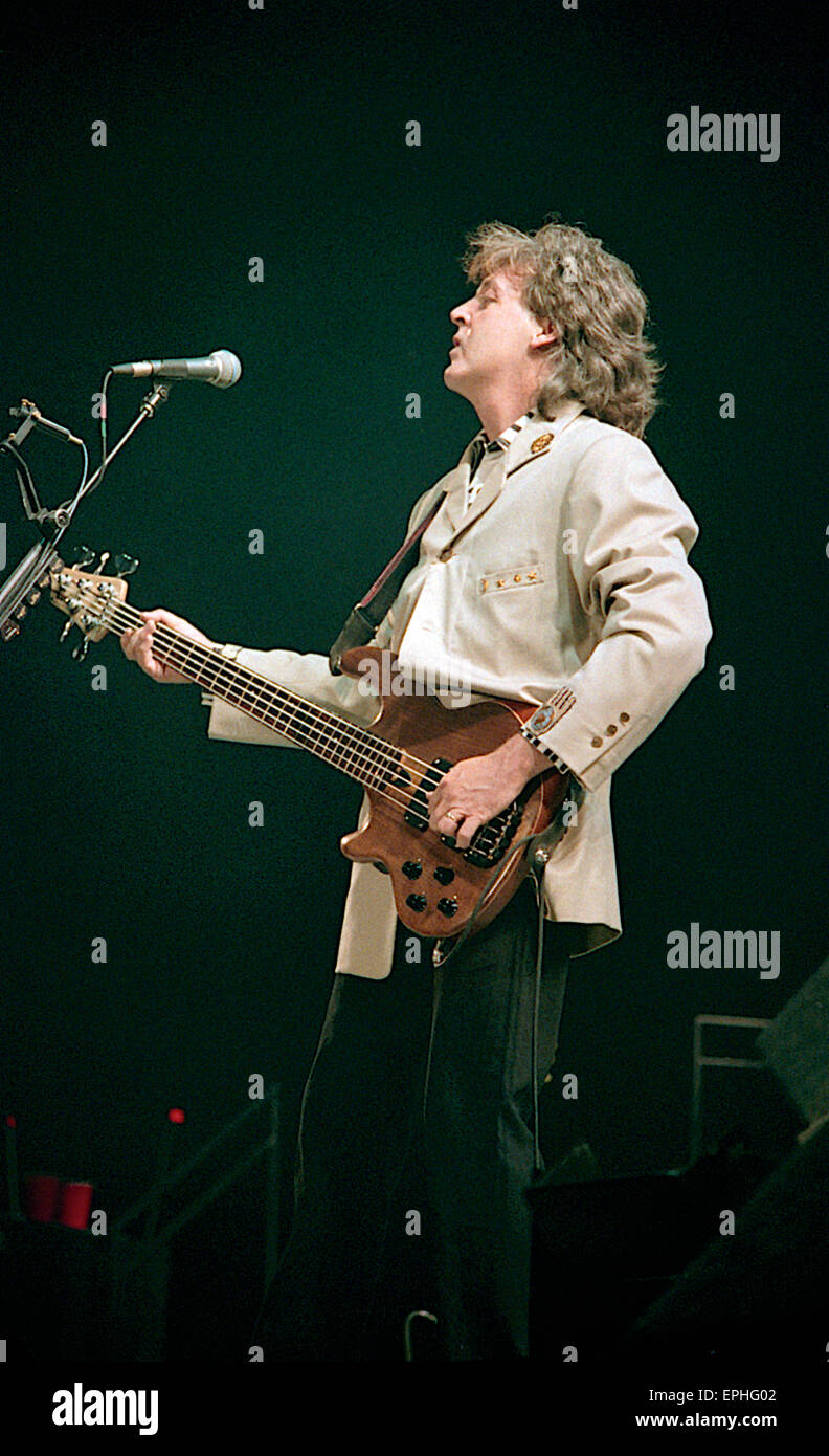 Paul McCartney in prestazioni a Robert F. Kennedy Football Stadium di Washington DC. Il 4 luglio 1990. Foto Stock