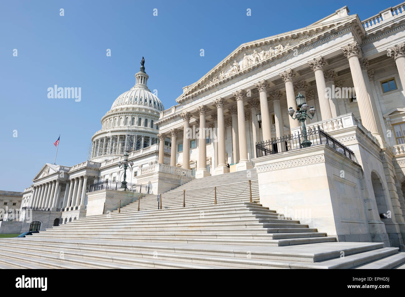 United States Capitol Building Washington DC USA vista panoramica con scala d'ingresso sotto il cielo blu chiaro Foto Stock