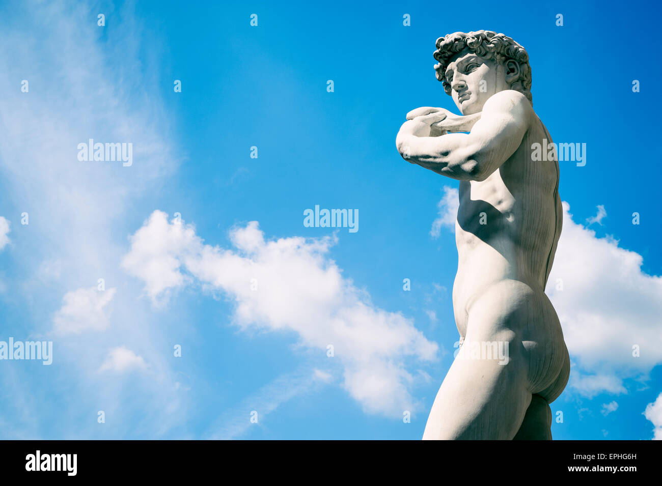 La famosa statua del David di Michelangelo in piedi all'aperto in Piazza della Signoria a Firenze, Italia contro il cielo blu Foto Stock