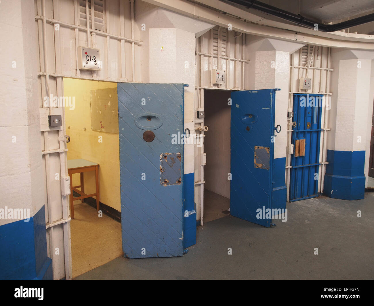 Una fila di porte di cella all'interno del carcere di Lancaster, parte del castello nella città di Lancaster, Inghilterra. Foto Stock