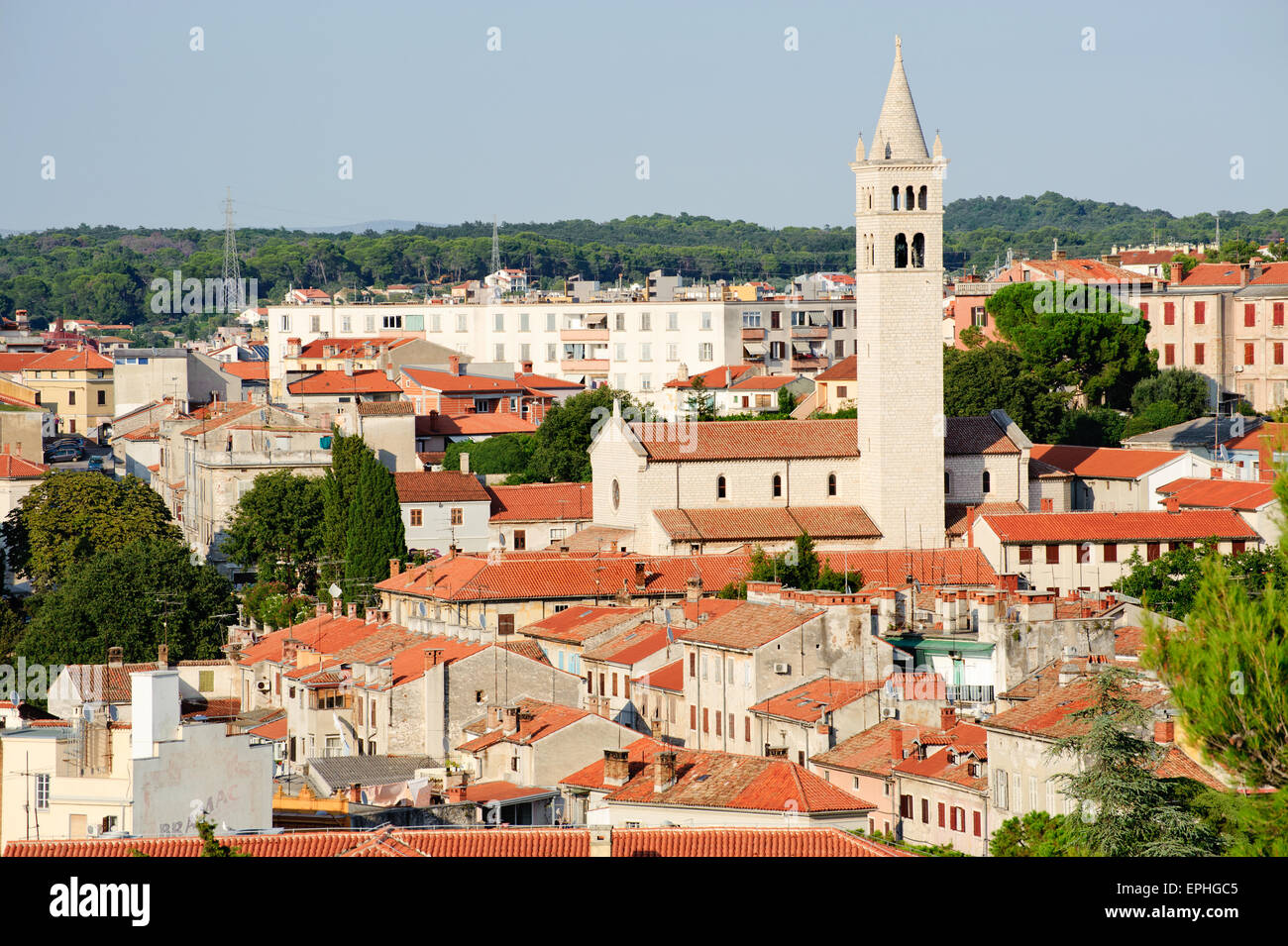 Croazia, Pula - Agosto 07, 2014, la vista sulla città di Pola e Chiesa di  Sant'Antonio da Padova su Scalierova Ulica Foto stock - Alamy