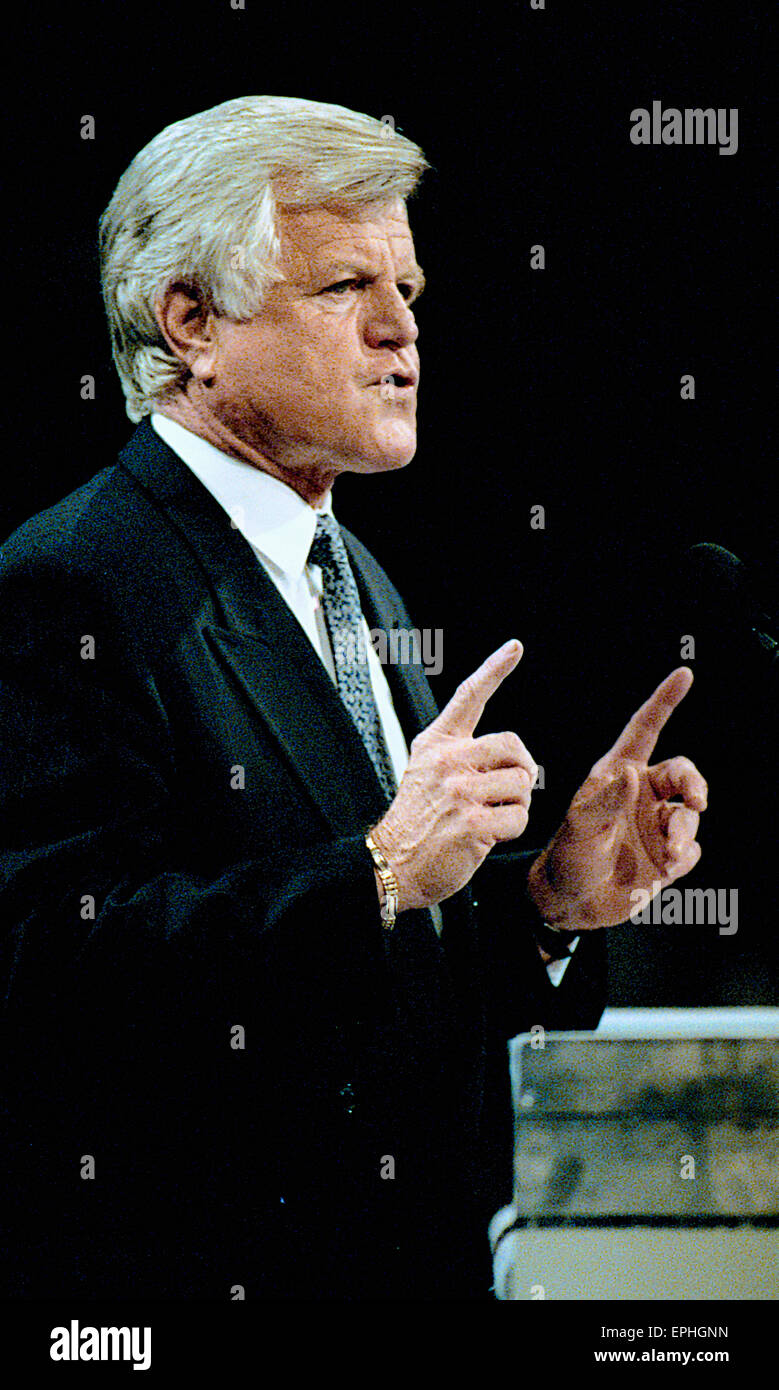 New York New York, 7-15-1992 Senatore Edward (Ted Kennedy (D-MA) risolve la nomina democratica convenzione nel Madison Square Garden. Il suo indirizzo conduce fino a Governor Clinton accettando la nomina dal Democratics per il ballottaggio presidenziale. Foto Stock
