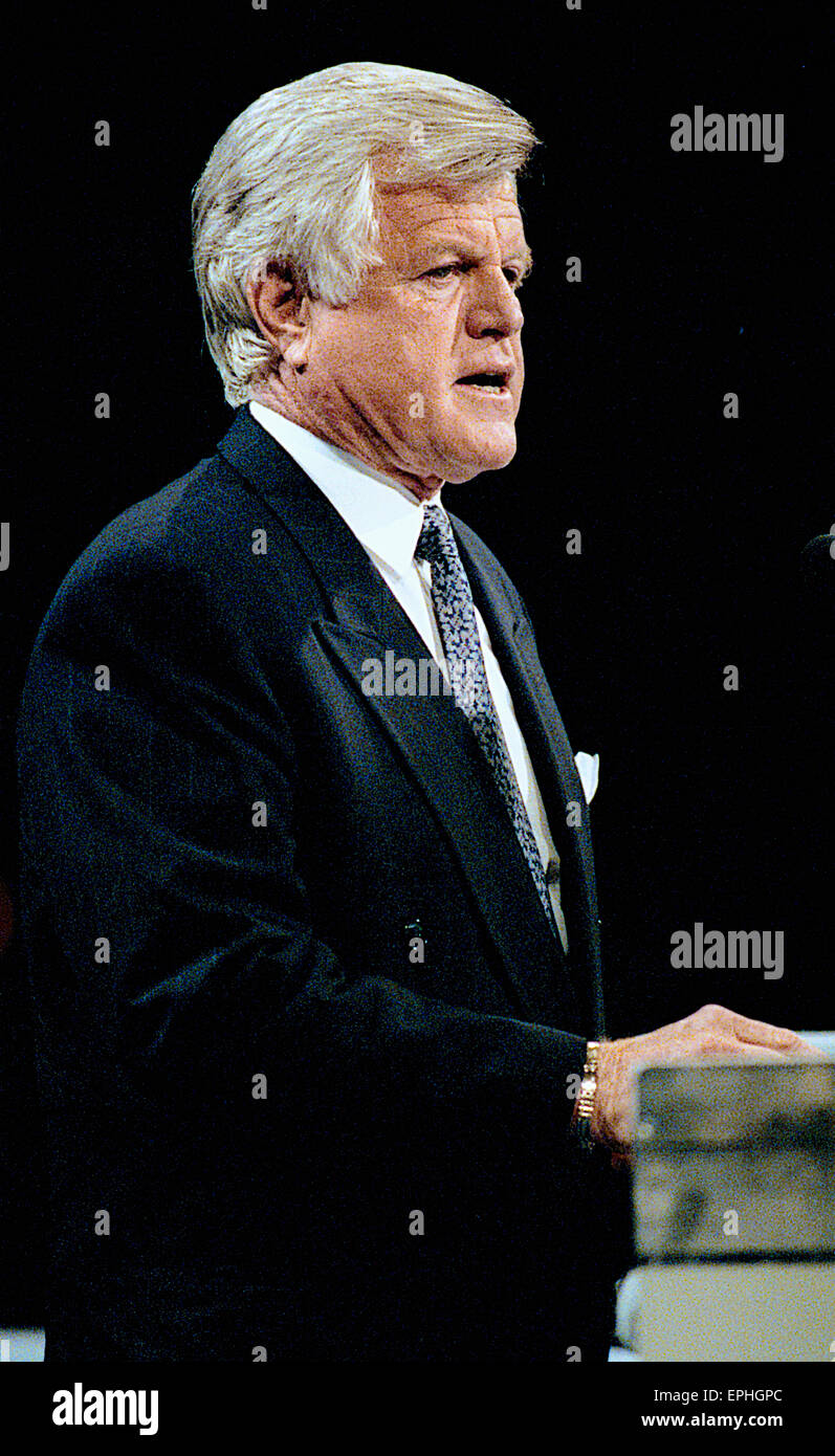 New York New York, 7-15-1992 Senatore Edward (Ted Kennedy (D-MA) risolve la nomina democratica convenzione nel Madison Square Garden. Il suo indirizzo conduce fino a Governor Clinton accettando la nomina dal Democratics per il ballottaggio presidenziale. Foto Stock