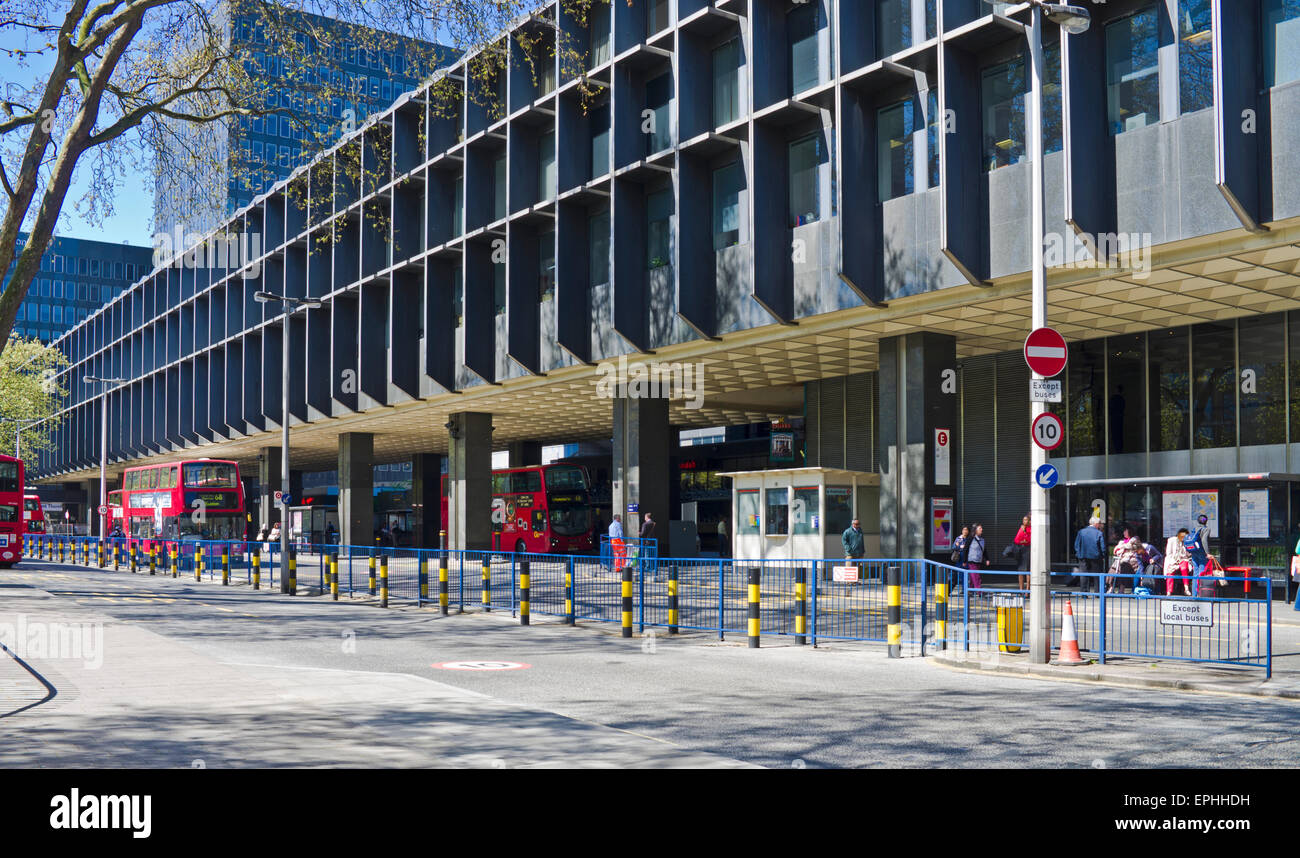 La trafficata Stazione degli autobus di Euston terminale ferroviario ,central London, England Regno Unito Foto Stock