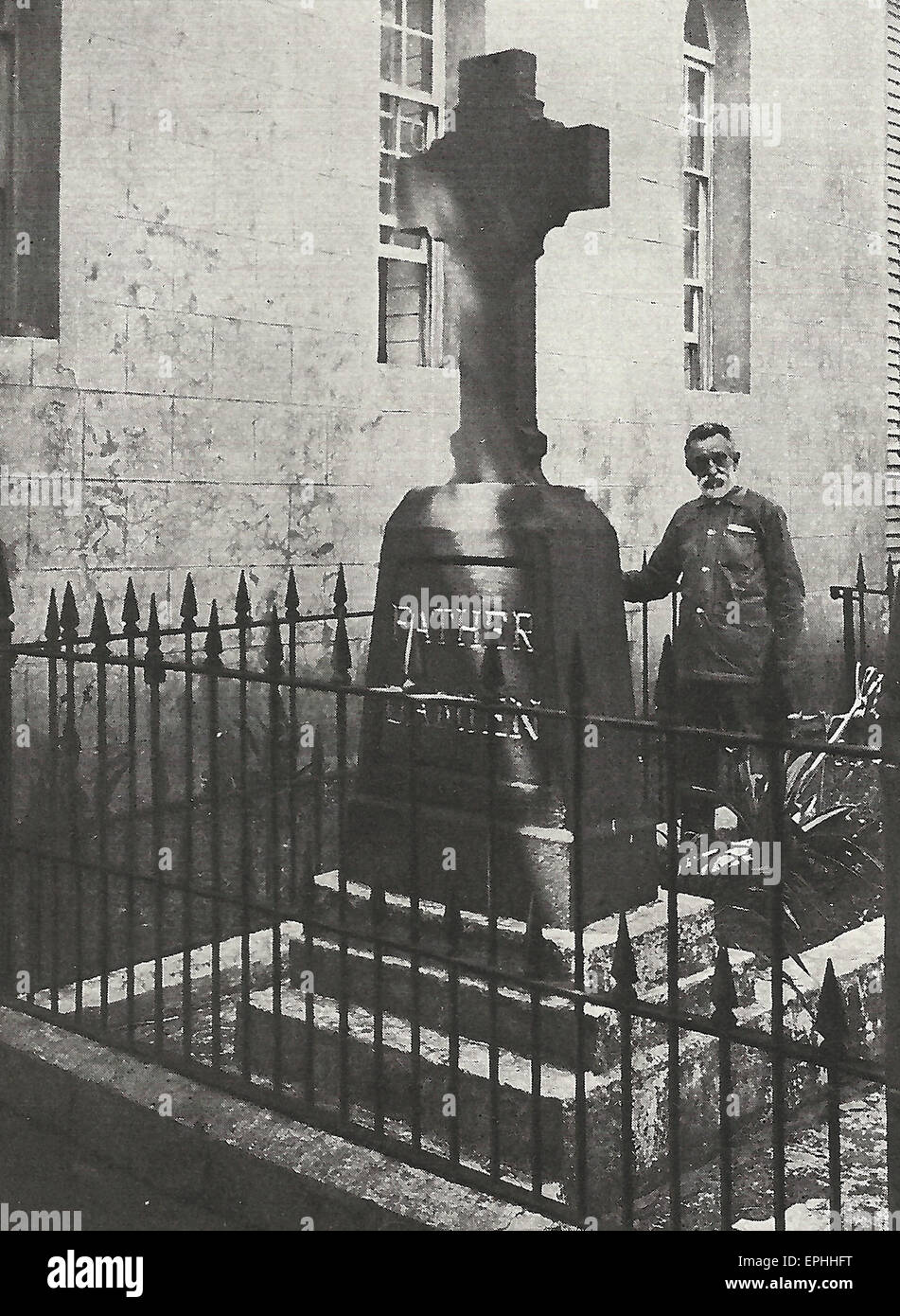 Fratel Joseph Dutton presso la tomba di Padre Damiano al lebbrosario di Molokai nelle Hawaii, circa 1915 Foto Stock