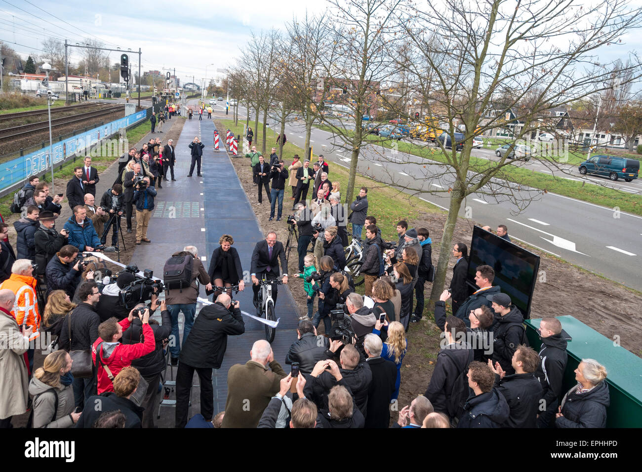 Ministro olandese Henk KAMP apre Solaroad mondo il primo solare ciclo di bicicletta lane in Krommenie Paesi Bassi 2014. Foto Stock