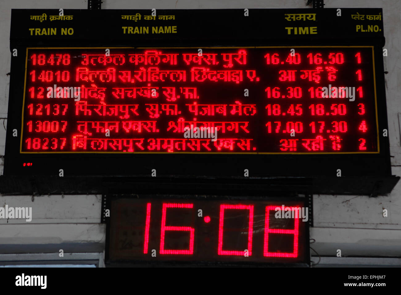 Informazioni su partenza e arrivo alla stazione ferroviaria di Agra Cantt ad Agra, Uttar Pradesh, India. Foto Stock