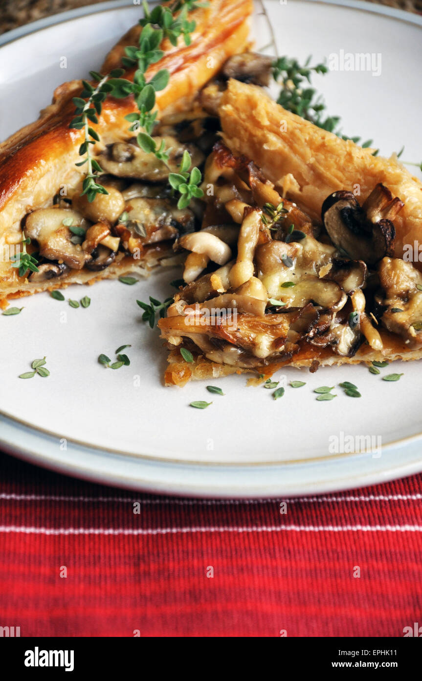 Funghi selvatici e formaggio di pasta sfoglia tart Foto Stock