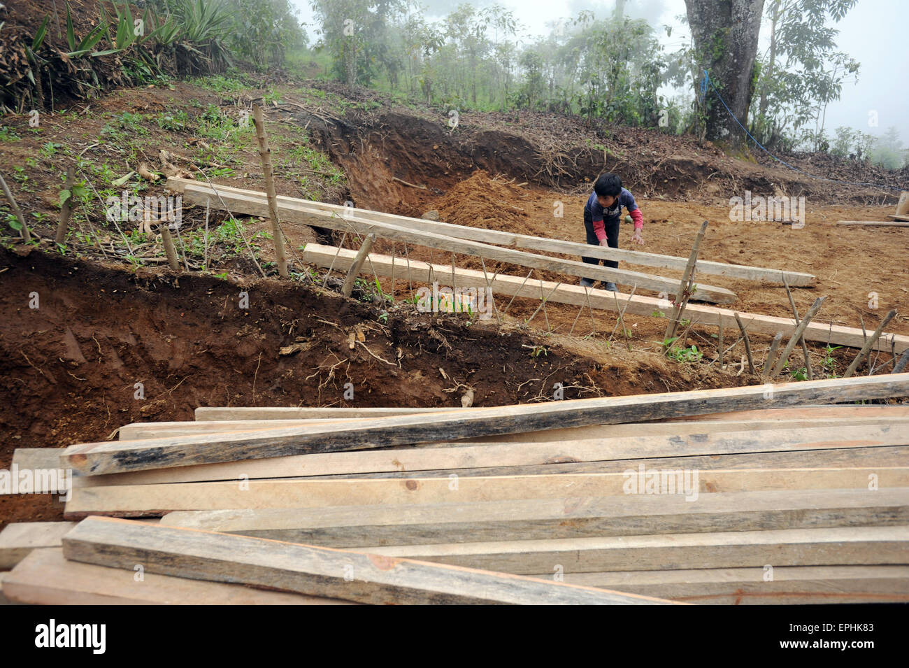 Un maya ragazzo indigeni al lavoro: Aqua Escondida, Solola, Guatemala. Foto Stock