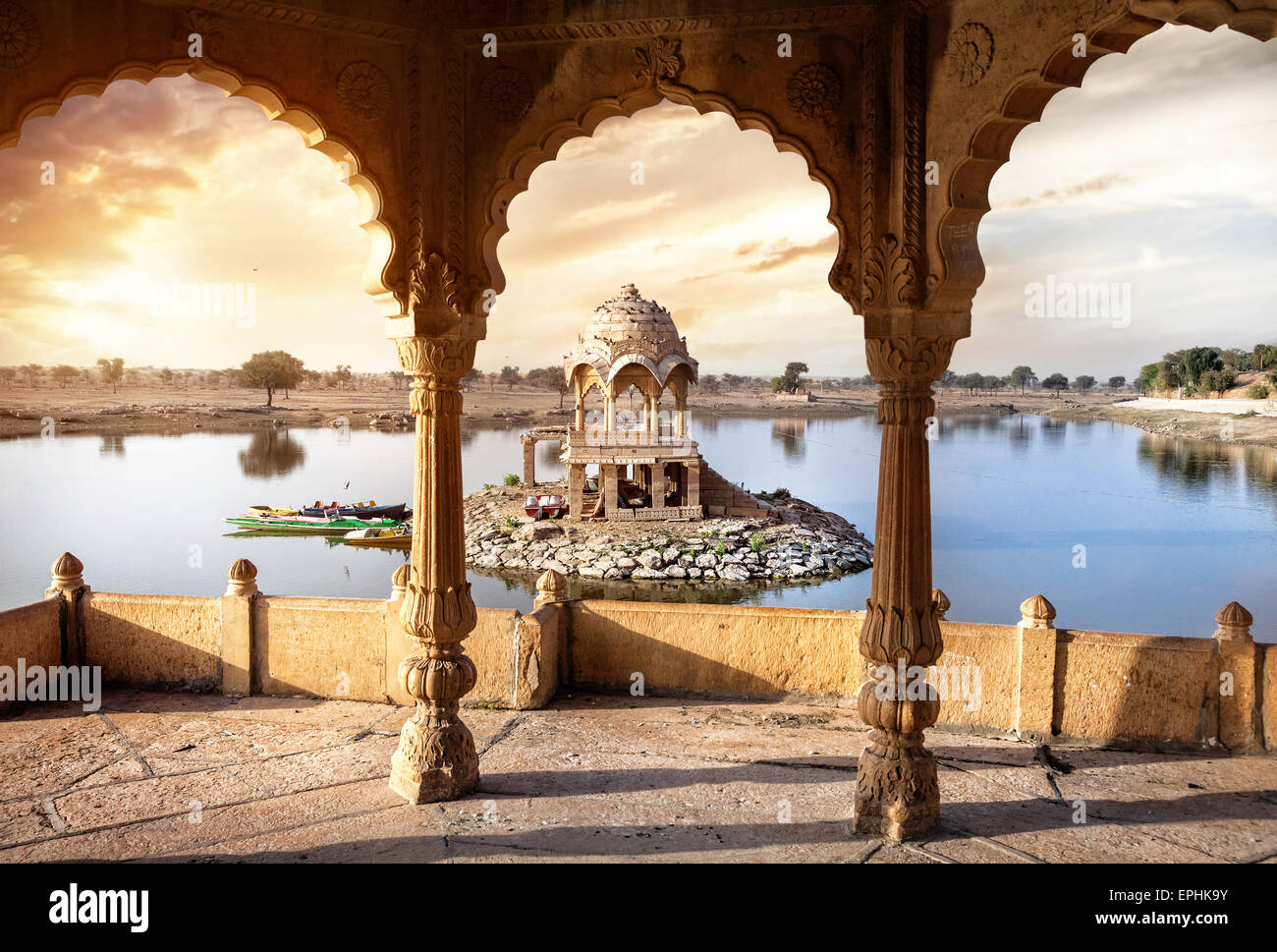 Archi e tempio di Gadi Sagar lago sul Cielo di tramonto in Jaisalmer, Rajasthan, India Foto Stock