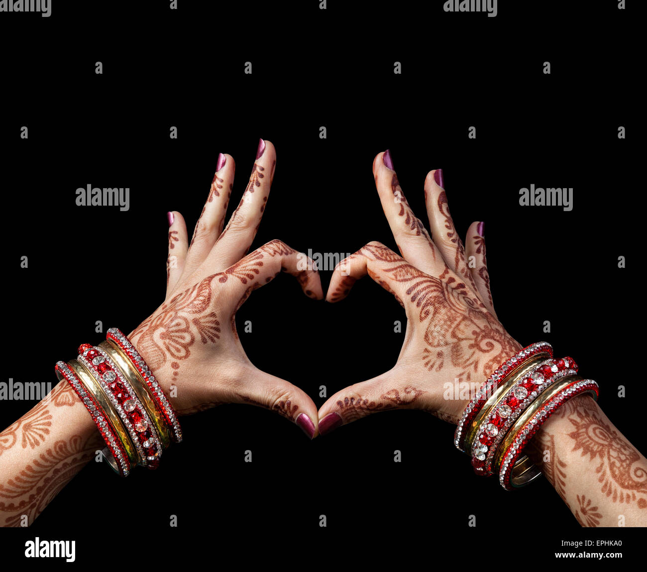 Donna mani con henna fare cuore gesto isolato su sfondo nero con tracciato di ritaglio Foto Stock