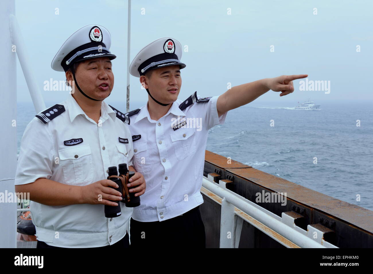 Fuzhou. 15 Maggio, 2015. Applicazione della legge i membri dello staff di pattuglia sul mare nel sud-est della Cina di provincia del Fujian Maggio 15, 2015. Il Fujian diritto marittimo esecuzione dipartimento ha preso misure volte a reprimere la pesca illegale in tre mesi di sospensione della pesca nel Fujian zone di mare a partire dal 1 maggio. © Zhang Guojun/Xinhua/Alamy Live News Foto Stock