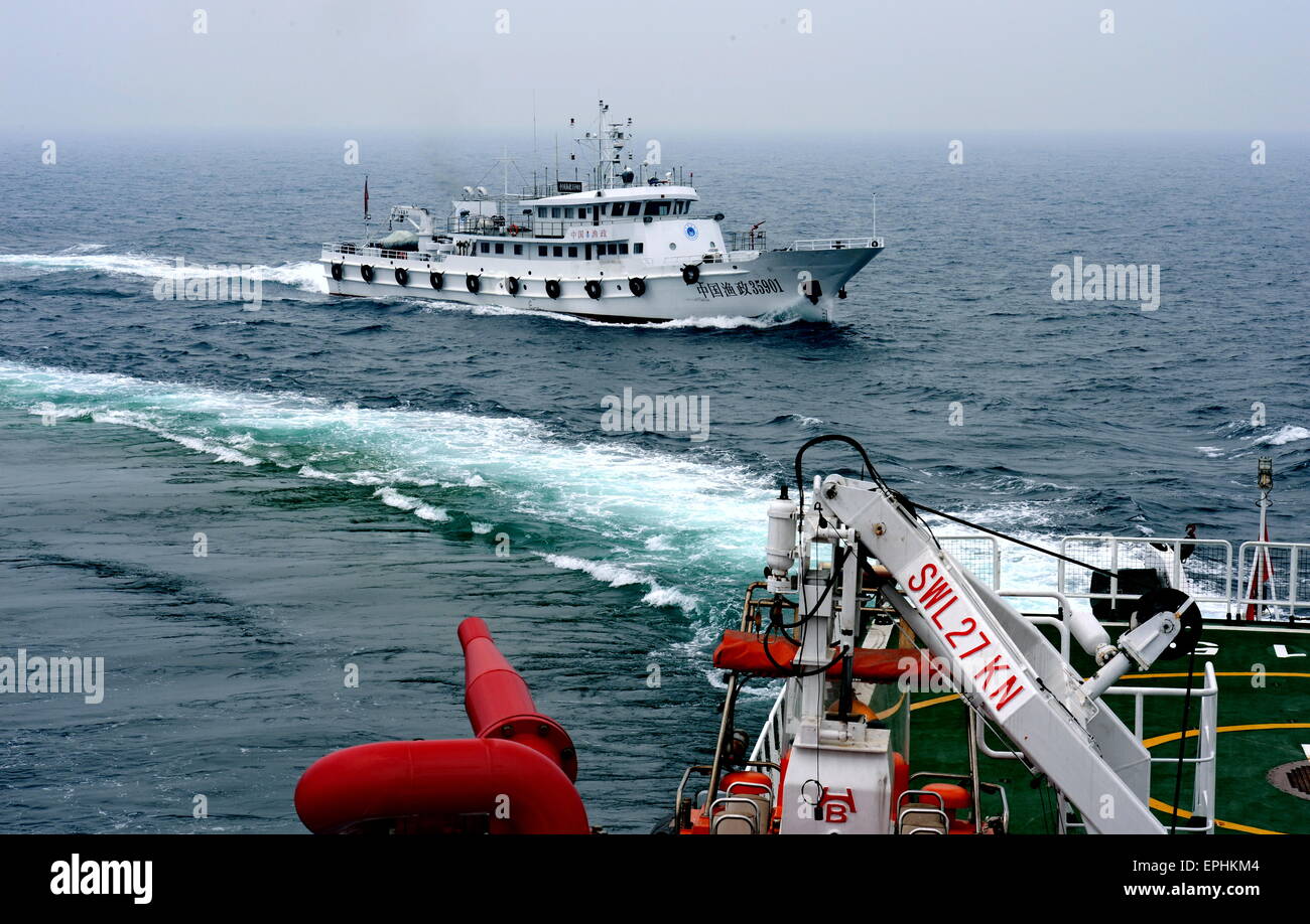 Fuzhou. 15 Maggio, 2015. Una applicazione della legge pattuglie di nave sul mare nel sud-est della Cina di provincia del Fujian Maggio 15, 2015. Il Fujian diritto marittimo esecuzione dipartimento ha preso misure volte a reprimere la pesca illegale in tre mesi di sospensione della pesca nel Fujian zone di mare a partire dal 1 maggio. © Zhang Guojun/Xinhua/Alamy Live News Foto Stock