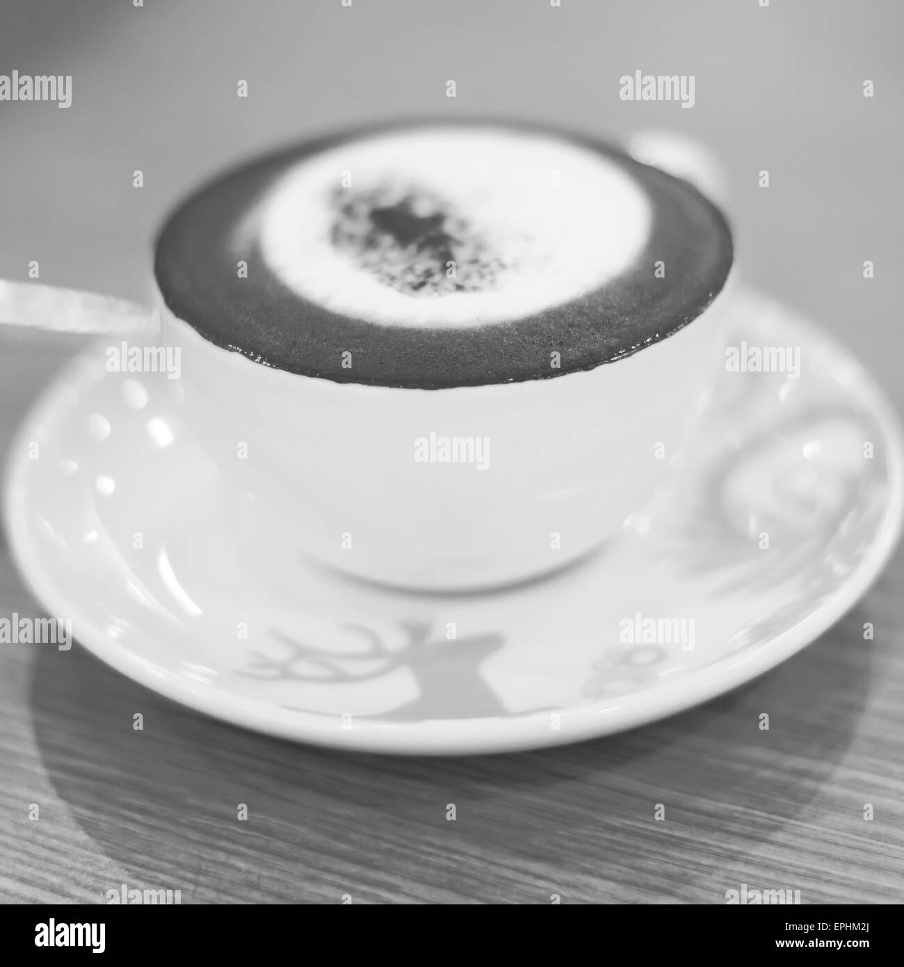 Cappuccino caldo sulla tavola di legno Foto Stock