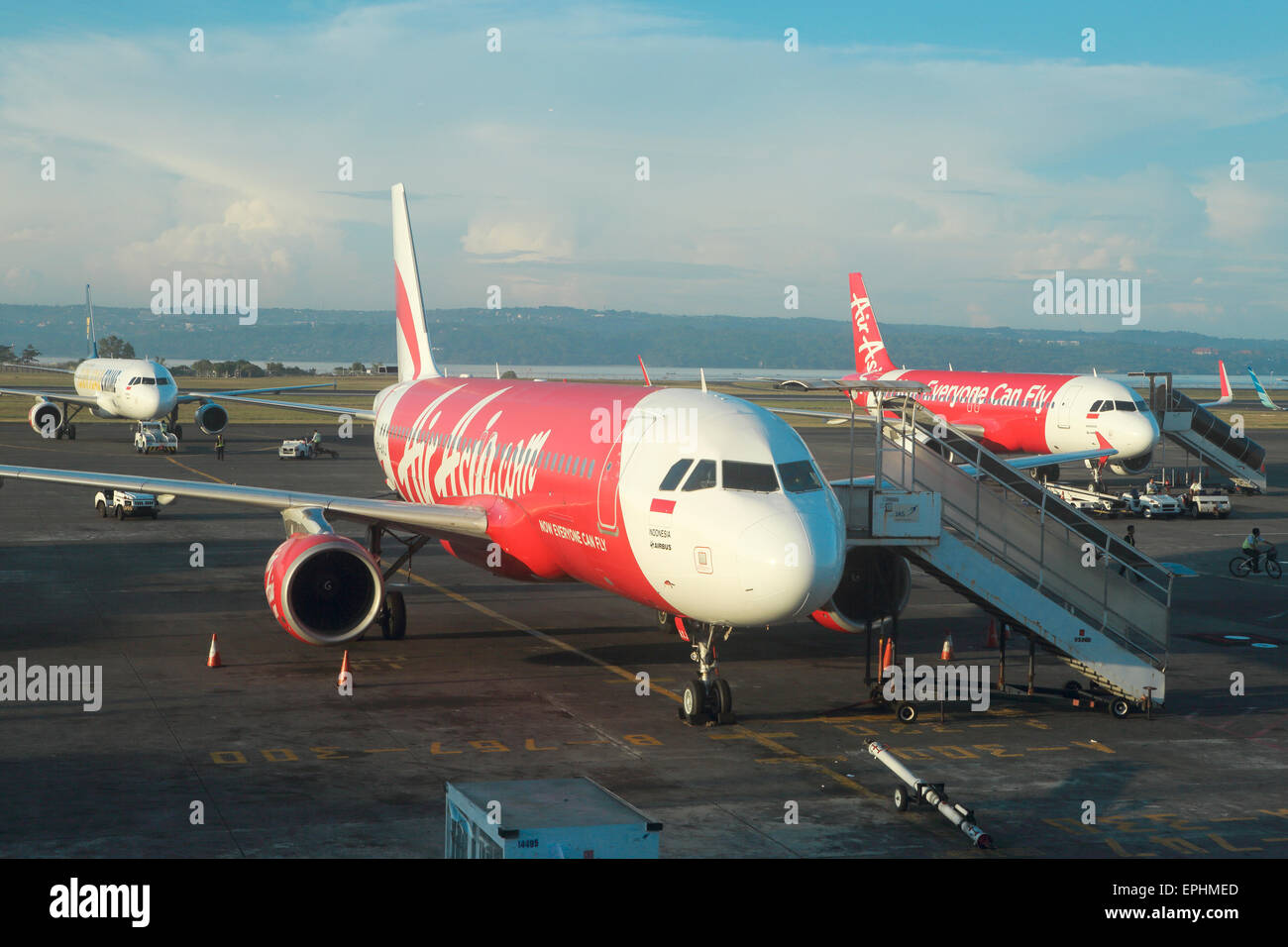 Air Asia aeromobili su asfalto a KLIA2 aeroporto internazionale in Malaysia Foto Stock